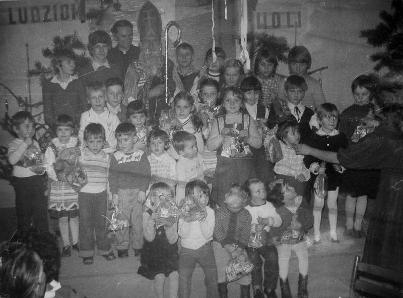 parafia polskokatolicka 1_70.jpg - Rok 1983. Św. Mikołaj dla dzieci